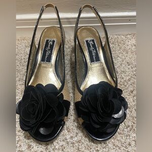 NWT Beverly Feldman Raffia Peep Toe Heels With Flower Rossettes